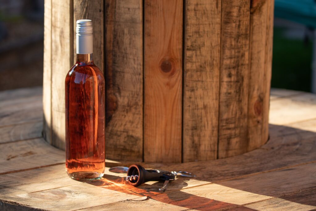 Fut de chêne avec bouteille de vin rosé
